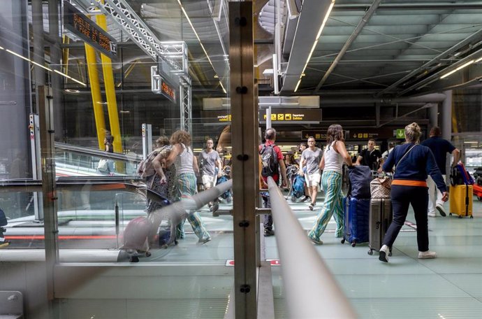 Varias personas en la terminal T4 del aeropuerto Adolfo Suárez Madrid-Barajas, a 30 de agosto de 2024, en Madrid (España).  