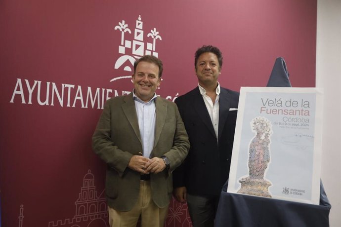 El delegado de Fiestas y Tradiciones, Julián Urbano, presenta el cartel y al pregonero de la Velá de la Fuensanta, Marcos Santiago Cortés.