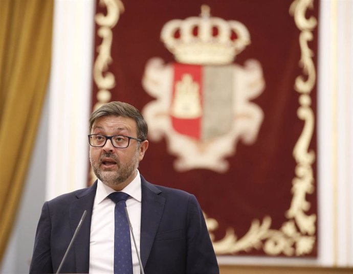 El consejero de Educación, Cultura y Deportes, Amador Pastor, en el pleno de las Cortes