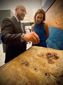 El alcalde de El Puerto de Santa María (Cádiz), Germán Beardo, junto a la delegada Territorial de Cultura, Turismo y Deporte de la Junta de Andalucía en Cádiz, Tania Barcelona, en la exposición en El Hospitalito.