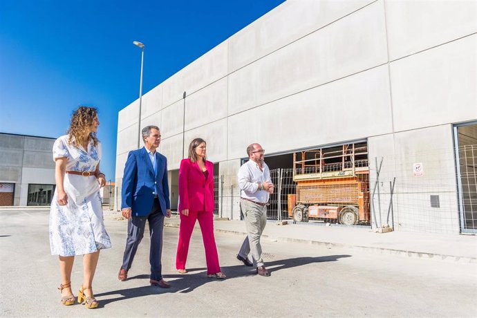 La alcaldesa de San Fernando, Patricia Cavada, y el delegado de expansión de Ten Brinke en Andalucía, Luis Rojas, visitan las obras del centro comercial Janer