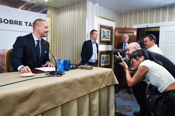 Archivo - El empresario András Tombor (i) ofrece una rueda de prensa, en el Hotel Wellington, a 3 de julio de 2024, en Madrid