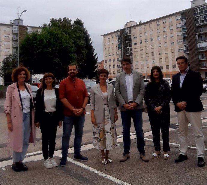 Isabel Rodríguez, junto al Grupo Socialista, visita las viviendas del Barrio de Lobete rehabilitadas con fondos europeos