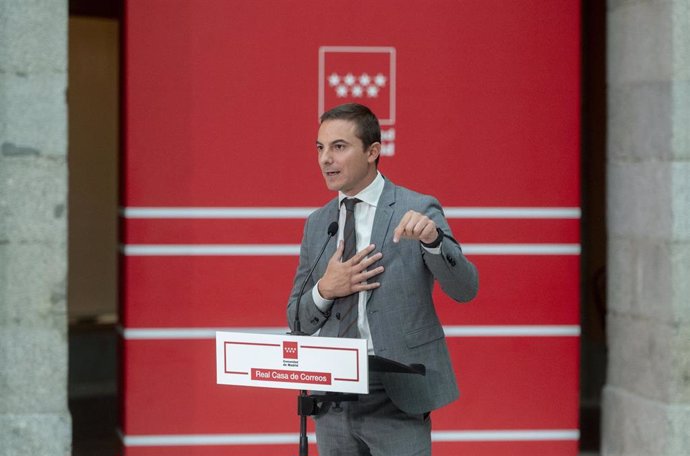 El portavoz del PSOE en la Asamblea de Madrid, Juan Lobato, durante una rueda de prensa tras una reunión, en la Real Casa de Correos, a 5 de septiembre de 2024, en Madrid (España).