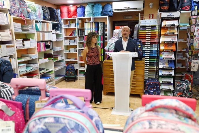 El consejero municipal de Economía, Transformación Digital y Transparencia, Carlos Gimeno, durante la presentación de la campaña 'Vuelta al cole' de Volveremos en la Librería Central de Zaragoza.