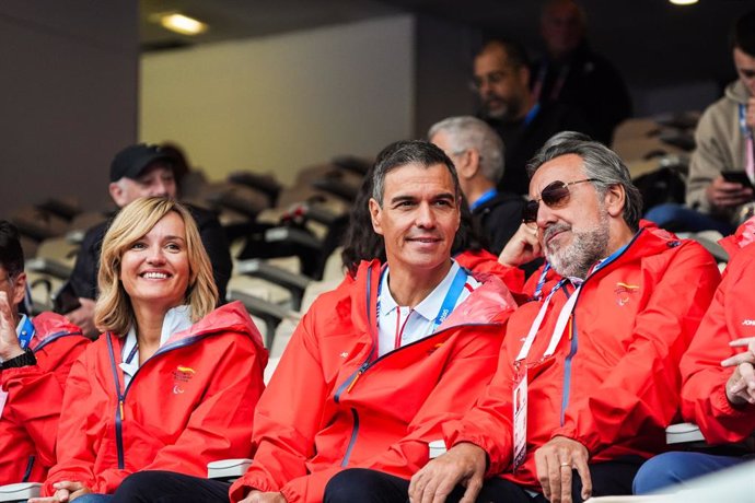 Pedro Sánchez junt amb Pilar Alegria, Miguel Carballeda i José Manuel Rodríguez Uribes al Stade de France