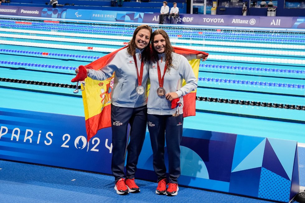 Nuria Marqus (izda) y Anastasiya Dmytriv (dcha) posan con sus medallas en los 200 estilos SM9 de Paris 2024