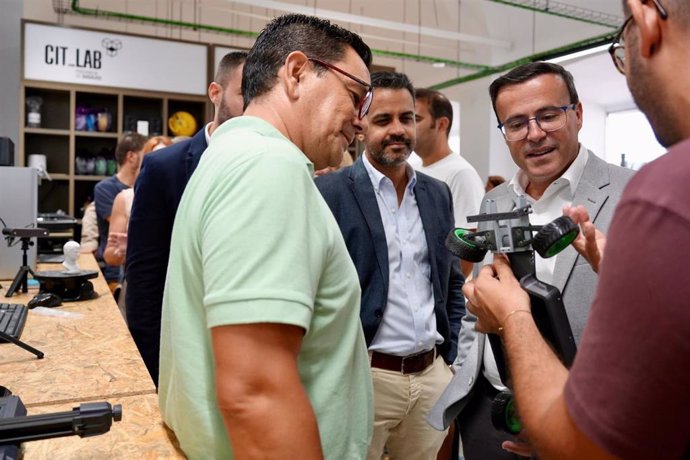 Miguel Ángel Gallardo visita el FabLab de Olivenza.