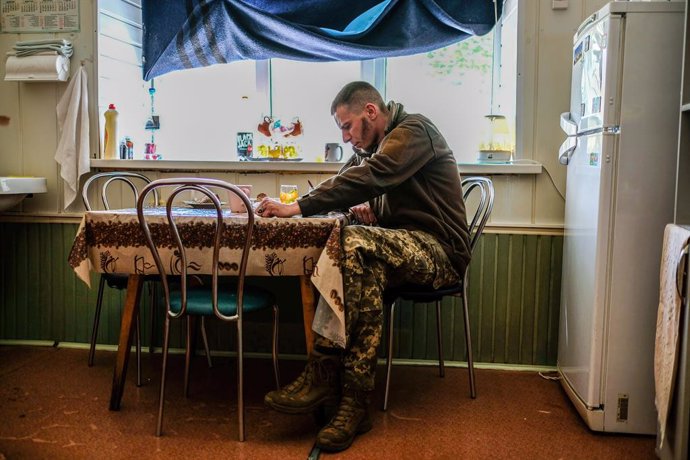 Archivo - May 16, 2022, Zaporizhia, Ukraine: A soldier seen taking meals in a small kitchen of the neurological department of the hospital at Zaporizhia military Hospital. Zaporizhia is an industrial city of Ukraine of about 700.000 inhabitants, it has th