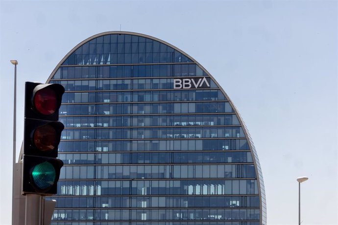 Archivo - Fachada de la sede de BBVA, a 31 de julio de 2024, en Madrid (España). BBVA ha dado hoy algunos detalles más sobre los ahorros de costes que prevé obtener de la OPA de carácter hostil que ha anunciado sobre Banco Sabadell, incluyendo un ahorro d