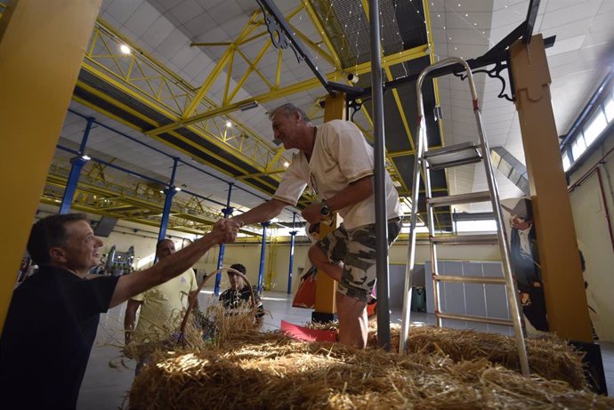 Asociaciones realizan los últimos retoques a las carrozas para la cabalgata de apertura de la Feria de Albacete