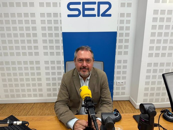 El secretario general del PSOE de Andalucía, Juan Espadas, este jueves durante su entrevista con la Cadena Ser Andalucía.