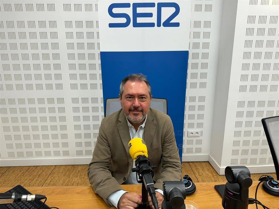 El secretario general del PSOE de Andalucía, Juan Espadas, este jueves durante su entrevista con la Cadena Ser Andalucía.