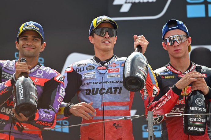 MARQUEZ Marc (spa), Gresini Racing MotoGP, Ducati Desmosedici GP23, portrait celebrates his victory on podium with MARTIN Jorge (spa), Prima Pramac Racing, Ducati Desmosedici GP24, portrait ACOSTA Pedro (spa), Tech3 GasGas Factory Racing, GasGas RC16, por