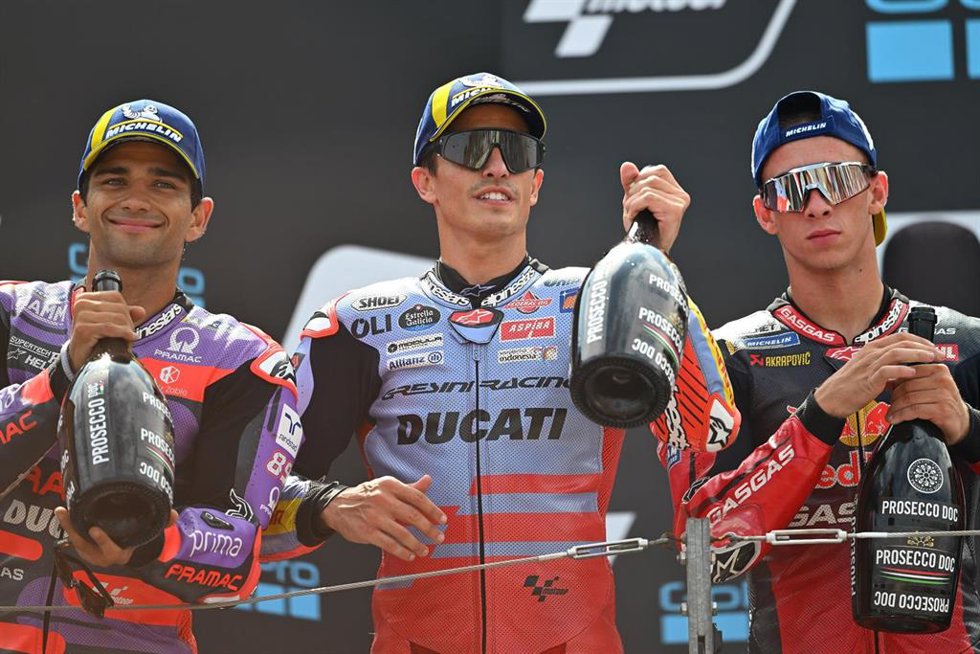 MARQUEZ Marc (spa), Gresini Racing MotoGP, Ducati Desmosedici GP23, portrait celebrates his victory on podium with MARTIN Jorge (spa), Prima Pramac Racing, Ducati Desmosedici GP24, portrait ACOSTA Pedro (spa), Tech3 GasGas Factory Racing, GasGas RC16, p