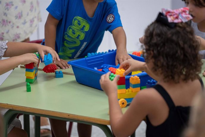 Archivo - Varios niños en un colegio.