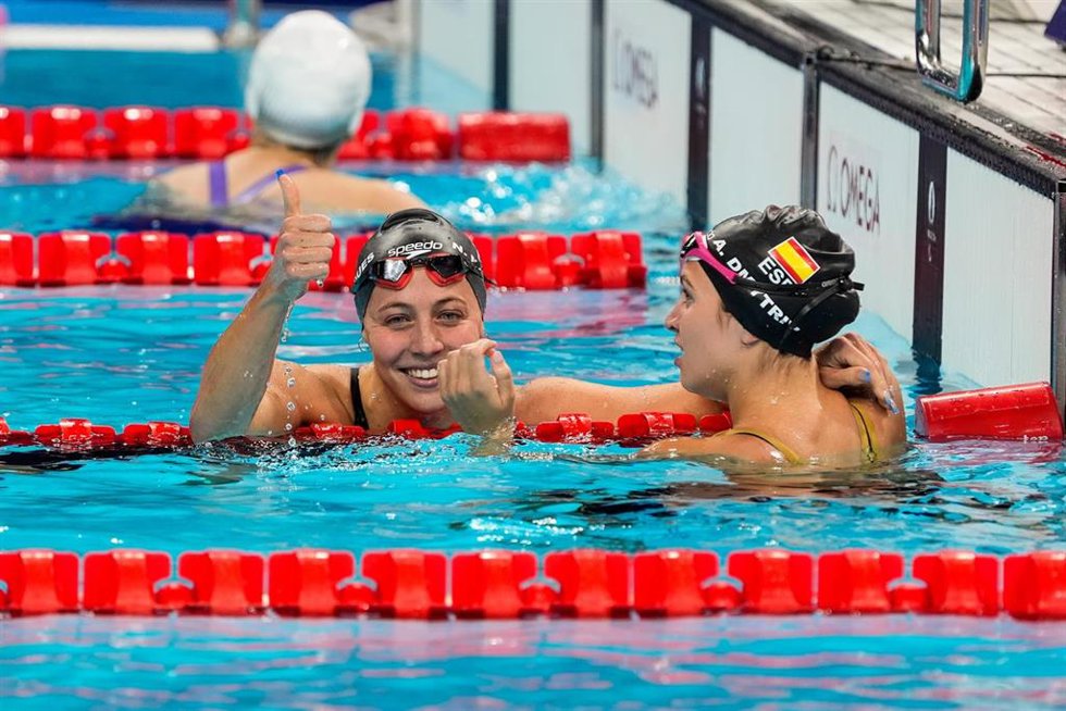 Nuria Marqus celebra su plata en los 200 estilos SM9 de Paris 2024 junto a Tasy Dmytriv, bronce