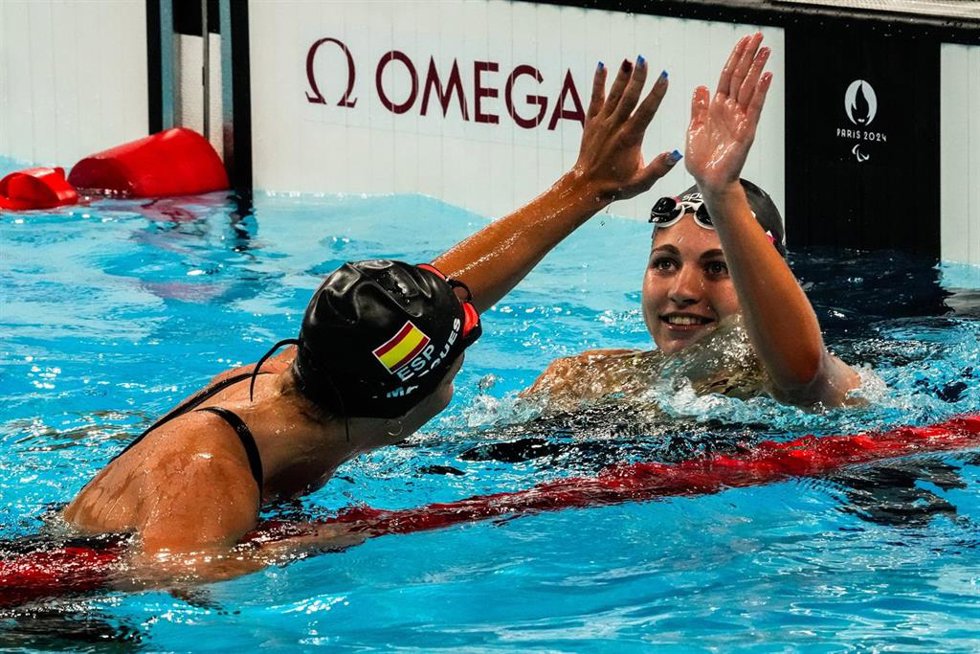 Anastasiya Dmytriv y Nuria Marqus se felicitan durante una prueba de Paris 2024