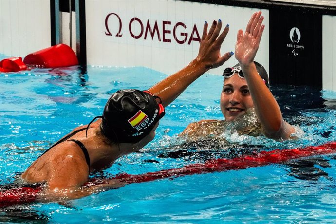 Anastasiya Dmytriv y Nuria Marquès se felicitan durante una prueba de Paris 2024