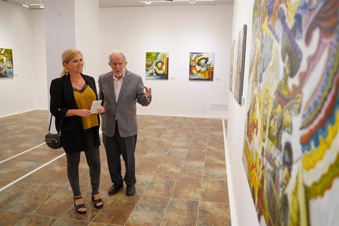 La diputada de Cultura, Gracia Baquero, contempla una de las obras de la exposición 'Los Navegantes' de Norberto Nunes.