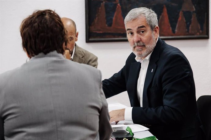 El presidente de Canarias, Fernando Clavijo, durante una reunión con ocho ONGS, en la Delegación del Gobierno regional de Canarias en Madrid, a 5 de septiembre de 2024, en Madrid (España). Clavijo se ha reunido con diferentes ONGs para abordar la emergenc