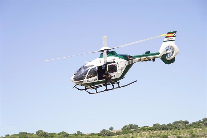 Archivo - Un helicóptero de la Guardia Civil, en imagen de archivo.