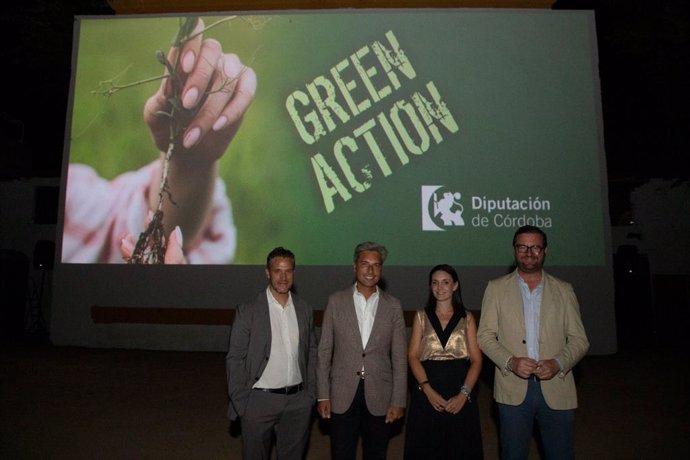 Autoridades presentes en la proyección del documental 'Iberia, naturaleza infinita', en el Cine Fuenseca de Córdoba.