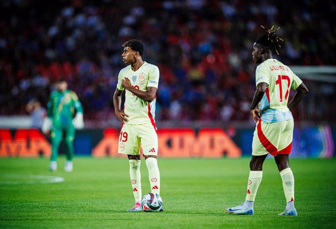 Los jugadores de la selección española Lamine Yamal y NIco Williams, ante Serbia en la Liga de Naciones.