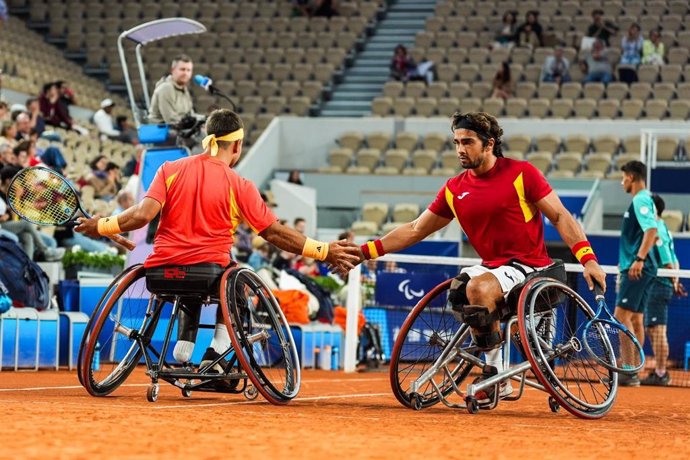 De la Puente y Caverzaschi durante su partido de dobles de cuartos de final de Paris 2024