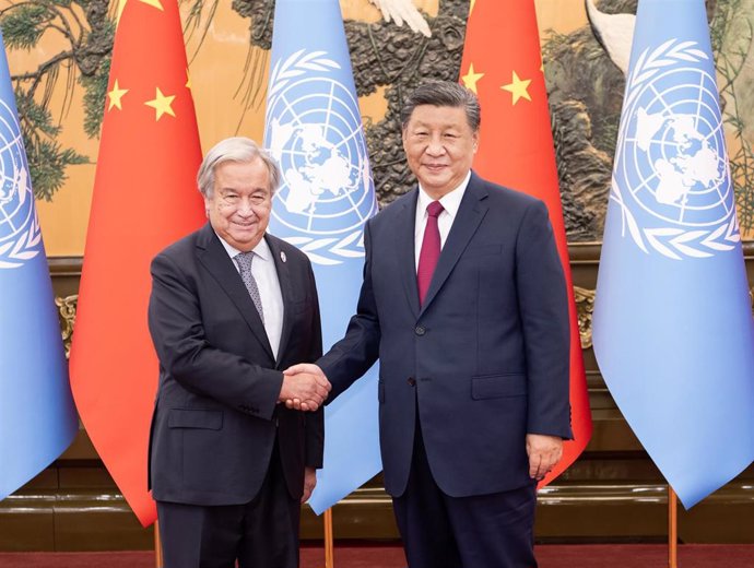 El secretario general de la ONU, António Guterres (izquierda), y el presidente de China, Xi Jinping (derecha)