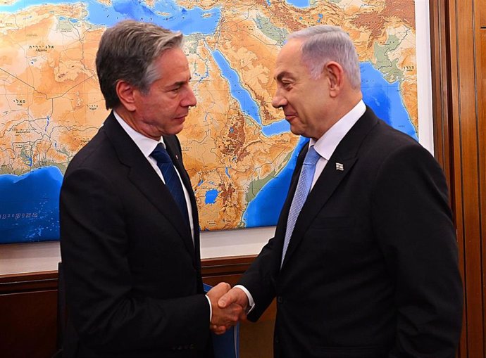 El primer ministro de Israel, Benjamin Netanyahu (derecha), y el secretario de Estado de EEUU, Antony Blinken (izquierda)