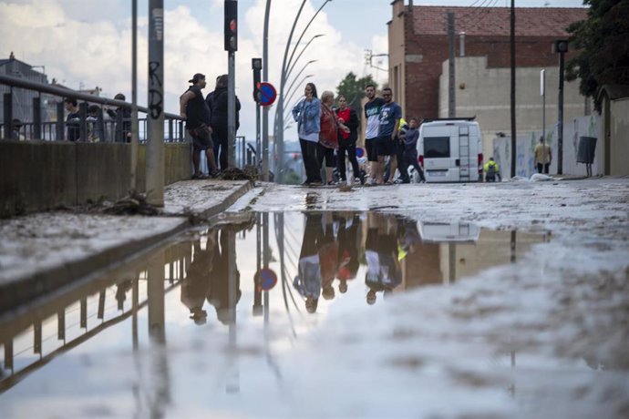 Archivo - Una calle afectada por inundaciones en Catalunya (España)