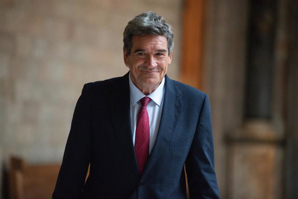 El ministro para la Transformación Digital y de la Función Pública, José Luis Escrivá (d), a su llegada a una reunión, en el Palau de la Generalitat, a 4 de septiembre de 2024, en Barcelona, Catalunya (España). Escrivá ha viajado a Barcelona a la espera
