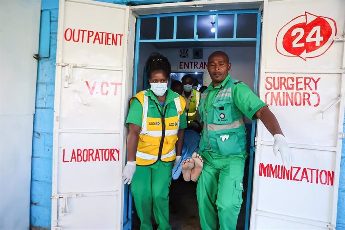 Archivo - Trabajadores del servicio de emergencias St. Johnís Ambulance en Kenia (archivo)