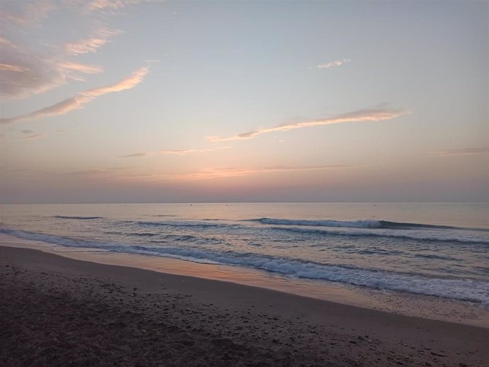 Archivo - Amanece nublado en la playa de Canet