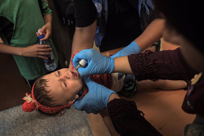 Un niño palestino recibe la vacuna contra la poliomielitis en Deir al Balá, en el centro de la Franja de Gaza (archivo)