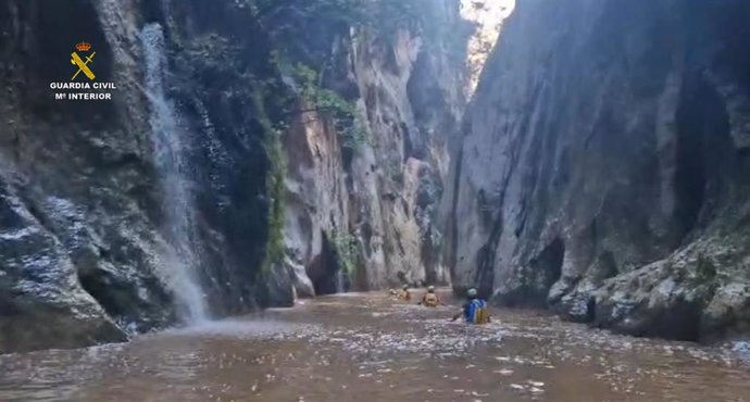 Medios acuáticos de la Guardia Civil exploran el torrente.