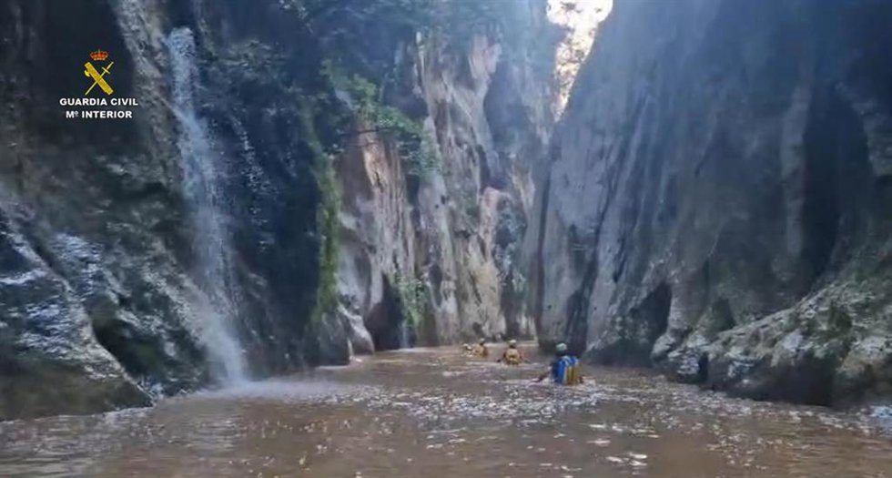Medios acuáticos de la Guardia Civil exploran el torrente.