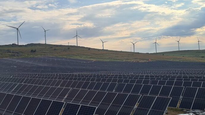 Archivo - Planta fotovoltaica y aerogeneradores en el Bajo Aragón histórico,