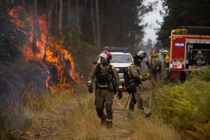 Agentes trabajando en el incendio de Crecente (Pontevedra)