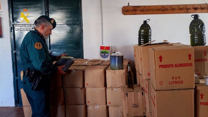 La Guardia Civil interviene en Huelva 2.500 litros aceite lampante que querían vender como de oliva.