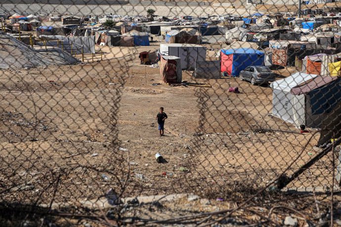 Un niño en un campamento de desplazados temporal en Jan Yunis, en el sur de la Franja de Gaza (archivo)