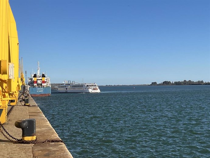 La Belle de Cadix de la naviera Croisi Europe llegando al Puerto de Huelva.