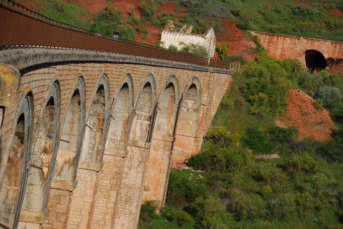 Puente sobre una vía verde.