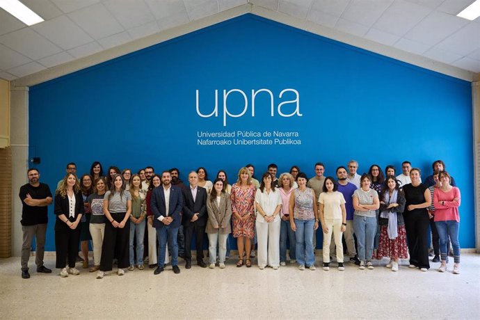 La vicepresidenta Ollo con algunas de las personas participantes en la presentación del curso de formación en proyectos europeos.