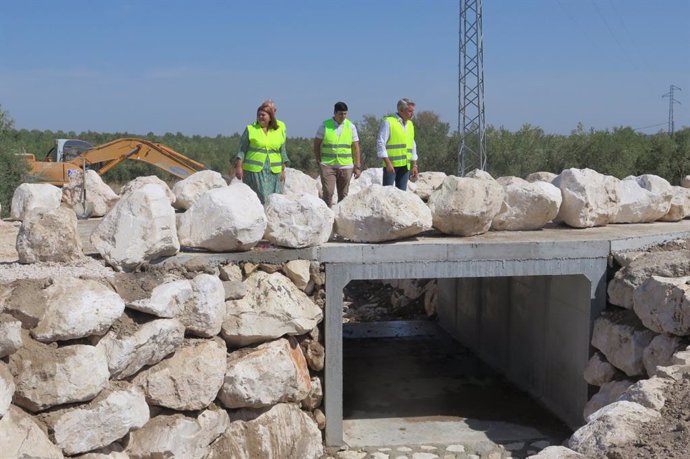 La delegada territorial de Medio Ambiente visita las obras del puente en la vía pecuaria de la Cañada Real de Osuna, en el término municipal de Herrera.