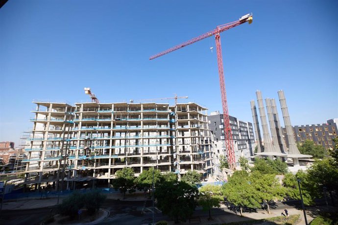 Archivo - Edificio de viviendas en construcción