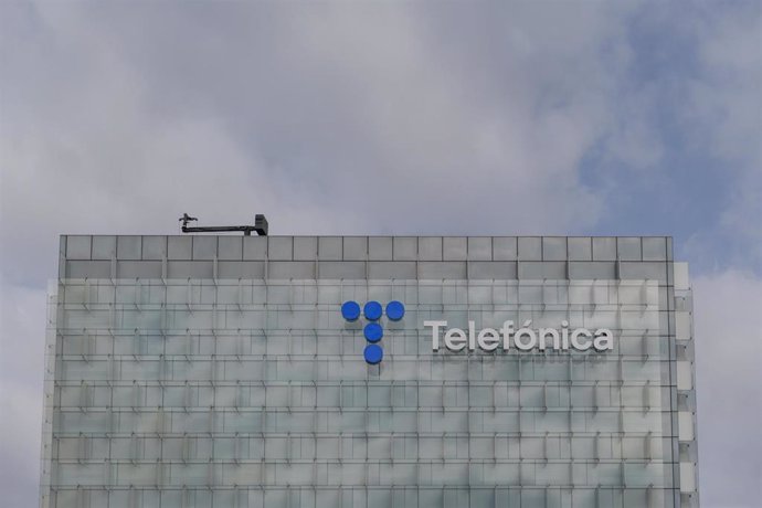 Archivo - Exterior de la sede de Telefónica.