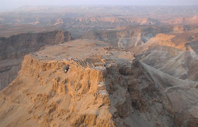 Vista aérea de la antigua fortaleza de Masada, con la rampa de asalto construída por los romanos a la derecha