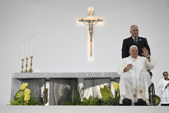 05 September 2024, Indonesia, Jakarta: Pope Francis leads a Holy Mass at Madya stadium inside the compound of Gelora Bung Karno Stadium, in Jakarta. Photo: Vatican Media/IPA via ZUMA Press/dpa